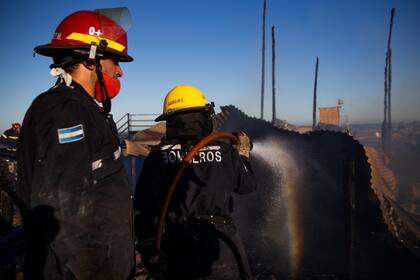 El parador Kaialoha quedó completamente consumido por las llamas; cuatro dotaciones de bomberos trabajan en el lugar.