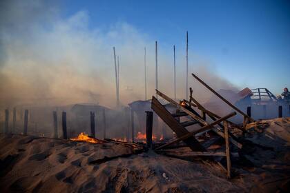 El parador Kaialoha quedó completamente consumido por las llamas; cuatro dotaciones de bomberos trabajan en el lugar.