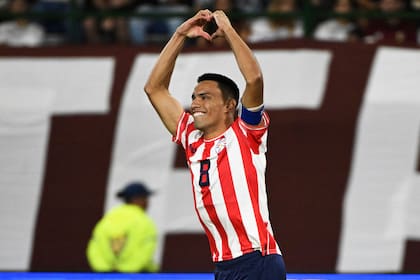 El paraguayo Diego Gómez celebra luego de convertir un gol con el seleccionado olímpico paraguayo