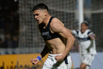 El paraguayo Ramón Sosa festeja su gol, que abrió el marcador para Gimnasia en el partido contra Arsenal