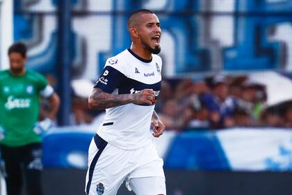 El paraguayo Víctor Hugo Ayala (Gimnasia de La Plata) es uno de los futbolistas que dio positivo al test PCR de coronavirus en el Lobo y está descartado para los próximos partidos.