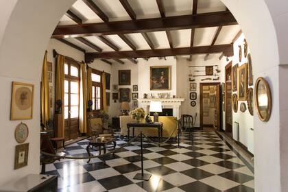 "El Paraíso" es la casa que habitó el escritor Manuel Mujica Lainez, Manucho, hoy convertida en museo. La propiedad fue construida por el arquitecto francés León Dourge en la década de 1920.