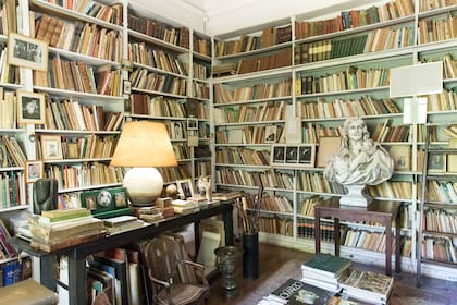 "El Paraíso" es la casa que habitó el escritor Manuel Mujica Lainez, Manucho, hoy convertida en museo. La propiedad fue construida por el arquitecto francés León Dourge en la década de 1920.
ada una de las estancias evoca la vida cotidiana de aquellos años. Se destacan la gran biblioteca, poblada de libros que cubren las paredes del piso al techo, y el cuarto y la sala de trabajo del escritor. Se conservan, entre otras cosas, los 12 álbumes escritos de su puño y letra llenos de fotografías, recortes e impresiones.