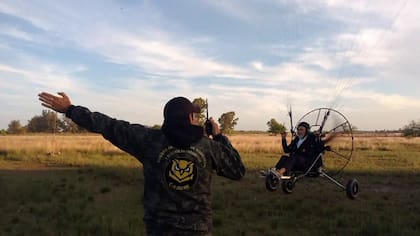 El paramotor permite volar a baja altura y cubrir grandes extensión de tierra con muy poco presupuesto
