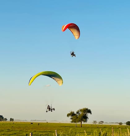 El paratrike es una especie de triciclo motorizado, donde el pasajero se sienta y puede volar mientras saca fotos o filma, ya que no tiene que hacer una acción física, no tiene que correr para despegar