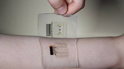 El parche, hecho de grafeno y oro, es capaz de determinar los niveles de glucosa en sangre en base a la sudoración del usuario