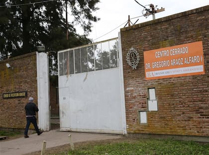 El paredón del centro Gregorio Aráoz Alfaro fue escalado por dos jóvenes armados que sorprendieron a los celadores