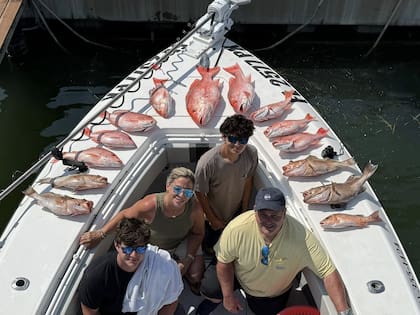 El pargo rojo fue capturado en junio y mide 34 pulgadas