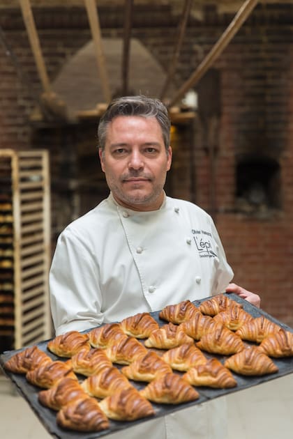 El parisino Olivier Hanocq sostiene una fuente de croissants recién horneados. En 2005 se asoció con el chef pastelero Bruno Gillot para abrir L´épi boulangerie.
