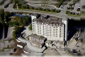 Demuelen en Miami el emblemático edificio de un hospital abandonado, después de 20 años