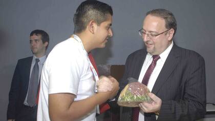 El parlamentario salteño ofrece una artesanía como presente al director del Inadi Javier Bujan