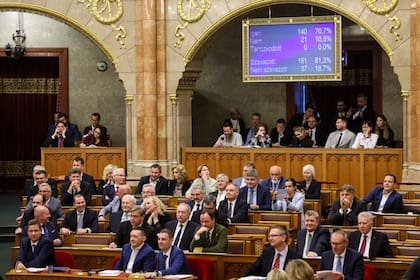 El Parlamento húngaro ha aprobado una enmienda a la Constitución que permite al gobierno prohibir los actos públicos de las comunidades LGBTQ+, en Budapest, Hungría, lunes 14 de abril de 2025. (Robert Hegedus/MTI via AP)