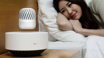 El parlante inalámbrico de LG puede levitar hasta 10 horas para luego reposar en la base y recargar el dispositivo