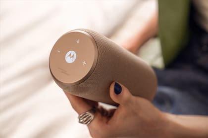 El parlante Sound Flow de Motorola tiene Bluetooth, WI-Fi y también es compatible con AirPlay, Google Cast y Spotify Connect; además tiene micrófono para usarlo como manos libres