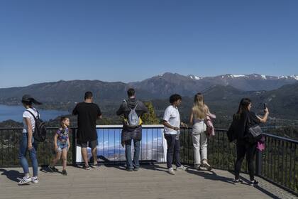 El paro de colectivos en Bariloche complicó el traslado de turistas, ya que muchos debieron usar taxis, remis o "hacer dedo" para visitar las atracciones naturales