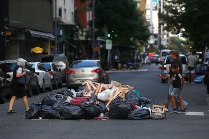 El paro se siente en Mar del Plata, la calle Rivadavia en pleno centro de la ciudad con gran cantidad de basura debido a la falta de recolección