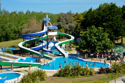 El Parque Acuático Poseidón tiene 60.000 ms², guardavidas, estacionamiento, juegos inflables, canchas de voley, canchas de tejo, vestuarios, parrillas y sectores de ventas de comida y bebidas