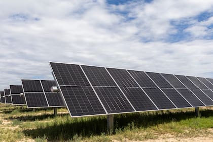 El parque cuenta con 360.000 módulos solares bifaciales de última generación para maximizar la eficiencia energética, y la capacidad instalada es de 180 MW destinados a abastecer a grandes usuarios industriales