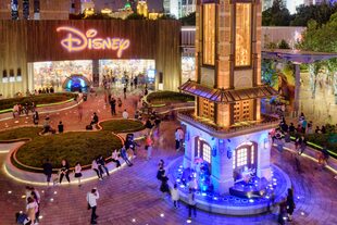 El parque de Disney en Shanghai tuvo un diseño diferente al estilo historico de los parques Disneyland, ya que deseaban que este fuera único y adaptado a la población local. 