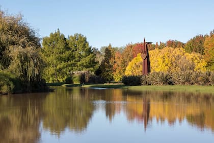 El parque de El Descanso tiene incontables obras de arte, como el obelisco de Bastón Díaz. "Este proyecto es mi gran sueño. La isla combina naturaleza, diseño y arte, es un lugar donde me encuentro conmigo misma, con las emociones genuinas”.