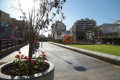 El parque está sobre las vías del Sarmiento