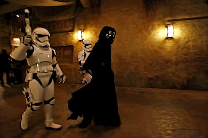 Kylo Ren, hijo de los personajes Han Solo y Leia Organa, es seguido por dos Stormtroopers