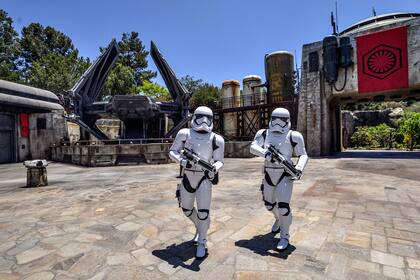 Dos guardias Stormtroopers de la película "Star Wars" vigilan la ciudad inspirada en la saga