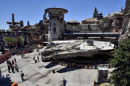 La gente visita la ciudad artificial de "Star Wars: Galaxy´s Edge" que se construyó en el parque Disneyland en Anaheim