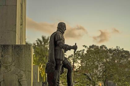 El parque igual le rinde homenaje con el Monumento al adelantado Don Pedro de Mendoza, situado en la esquina de Av. Brasil y la calle Defensa.