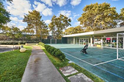 El parque incluye una cancha de tenis, dos gimnasios equipados y un área deportiva con circuito aeróbico, entre otros.