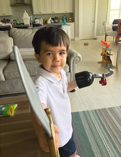 El parque infantil honra la memoria de Mitchell Chang, quien falleció en febrero de 2018 a los tres años de edad en un incidente ocurrido en una academia de natación de Stone Oak