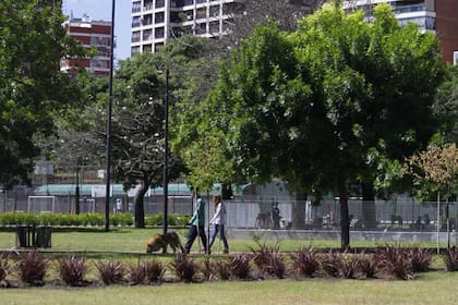 El Parque Las Heras hoy ofrece espacios de esparcimiento al aire libre a los vecinos de Buenos Aires, todo lo contrario al ámbito de encierro que ofrecía la Penitenciaría Nacional que estuvo allí entre 1877 y 1962 