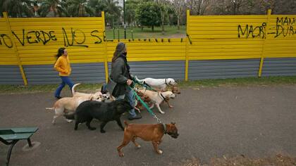 El parque Las Heras fue vallado para la obra de una cochera subterránea