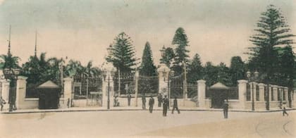 El Parque Lezama, con sus rejas originales