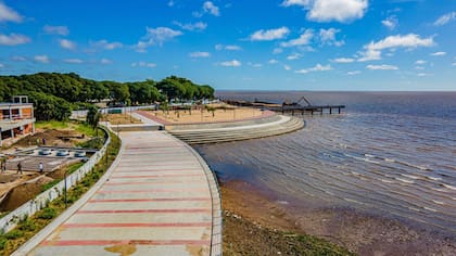 El parque linda con los locales comerciales an en contruccin del Distrito Jven izquierda
