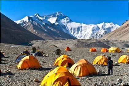 El parque llega hasta la cima del monte Everest, que está a 8.848 metros sobre el nivel del mar y es considerado el punto más alto de la Tierra.
