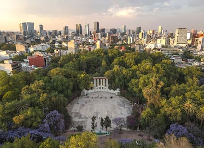 El Parque México en la colonia Condesa, en Ciudad de México, con su abundante vegetación