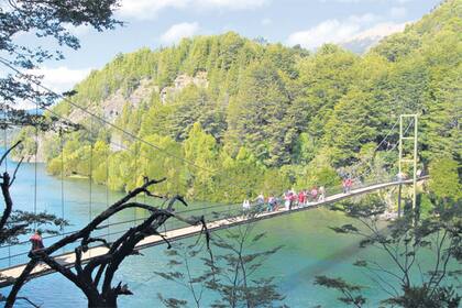 El Parque Nacional Los Alerces combina trekking con navegación