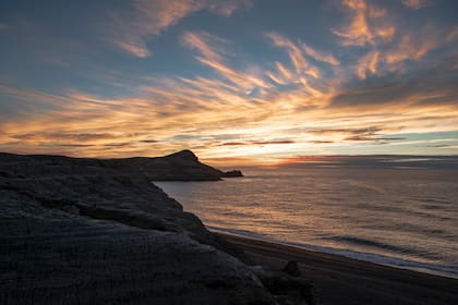 El Parque Nacional Monte León ocupa más de 62 mil hectáreas en el límite entre el mar Argentino y la estepa patagónica