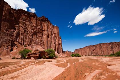 El Parque Nacional Talampaya tiene su gran atractivo en el gran cañón de 150 metros de altura