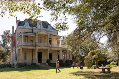 El parque que rodea al castillo fue diseñado por el prestigioso paisajista, Carlos Thays.