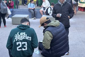 El furor por las figuritas del mundial que revoluciona un parque y obsesiona hasta a niños sin álbum