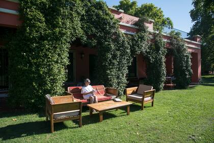 El parque se presta para leer o relajarse con vista al verde.