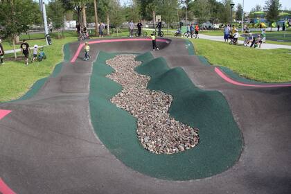 El parque tiene 4 hectáreas y cuenta pistas para diferentes niveles de skaters y ciclistas