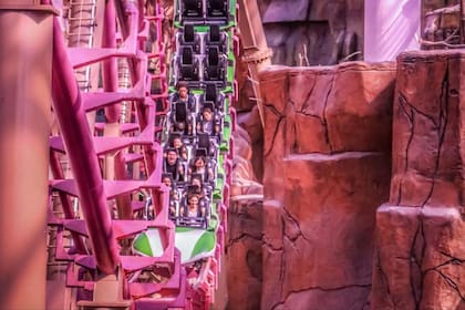El parque tiene dos montañas rusa, una con mayor velocidad y otra con diversos trucos en uno