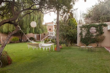 El parque verde precede a la piscina en Las Huellas del Trapiche.