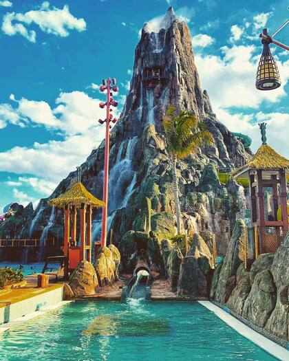 El parque Volcano Bay de Universal se destaca no solo por sus atracciones, sino también por su diseño visual y temática