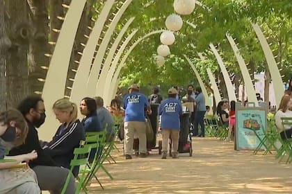 El parque y la mujer trabajan juntos para identificar al propietario del objeto