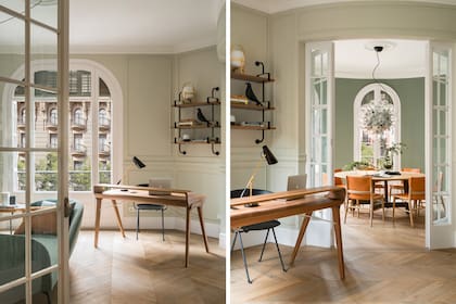 Estantes ‘Démon’ (Gubi) y escritorio ‘Picard’ (Artisan) con lámpara ‘Birdy’ (Northern Lighting).