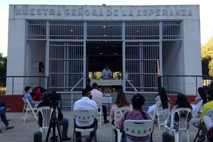 El párroco Pedro Bayá Casal da las misas al aire libre